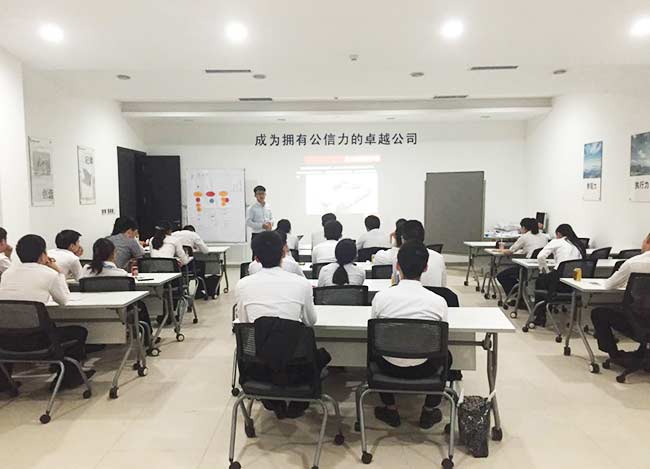 华南区域经理为宝马5S店员工进行培训